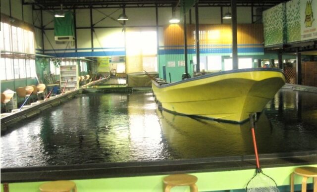 つり堀太郎八千代店の釣り堀に浮かぶ黄色い船