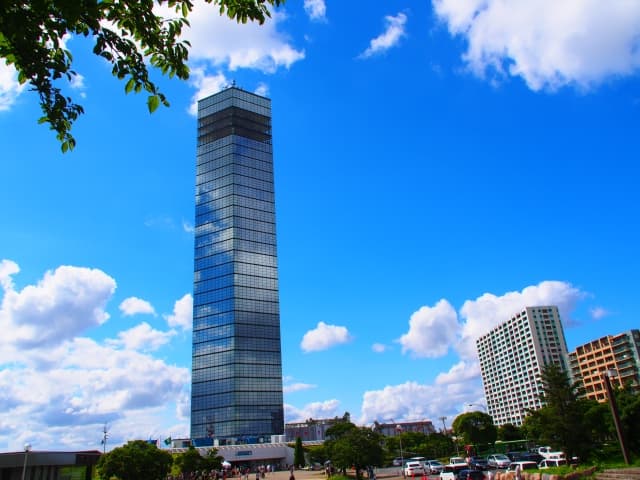 青空が写り込む千葉ポートタワー