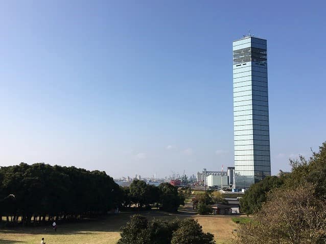 千葉ポートタワーと東京湾