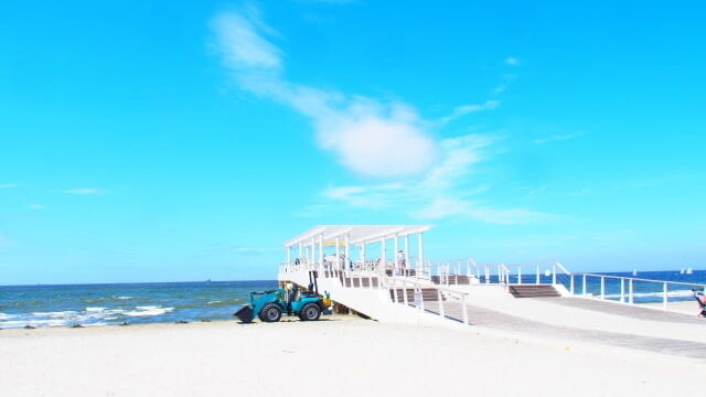 白い砂浜と桟橋と青空