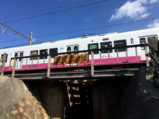 高架橋を走る京成電鉄の電車